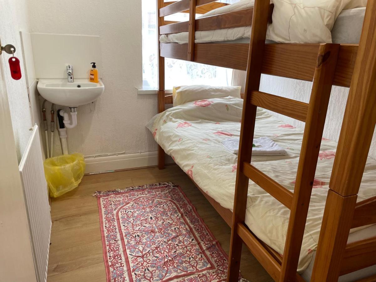 Renovated 4-Bed Home - Sleeps 9 - Parking - Spa Блэкпул Экстерьер фото