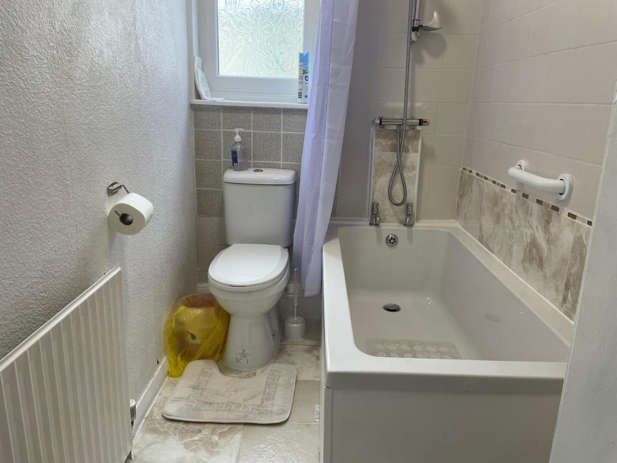 Renovated 4-Bed Home - Sleeps 9 - Parking - Spa Блэкпул Экстерьер фото