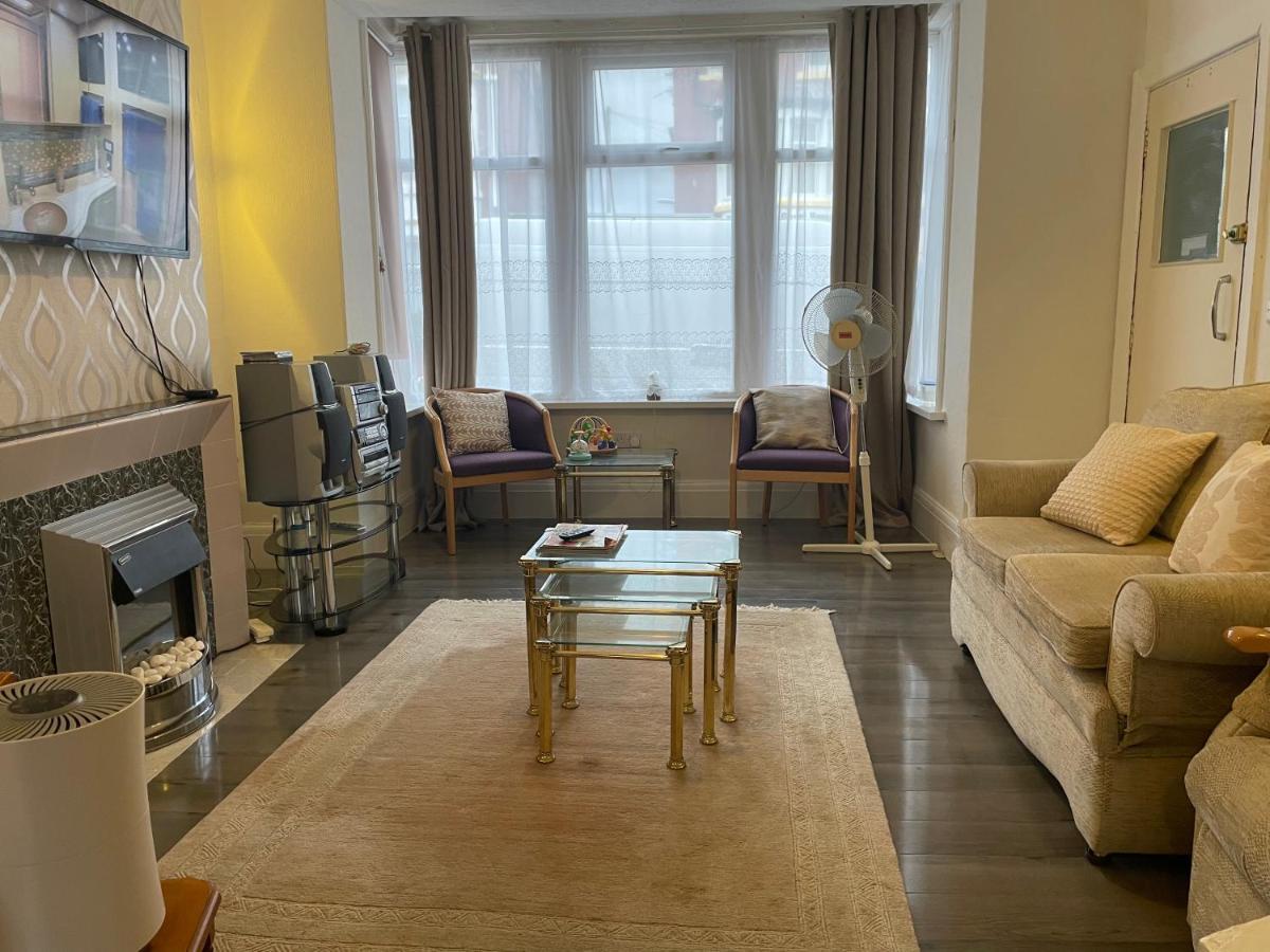 Renovated 4-Bed Home - Sleeps 9 - Parking - Spa Блэкпул Экстерьер фото
